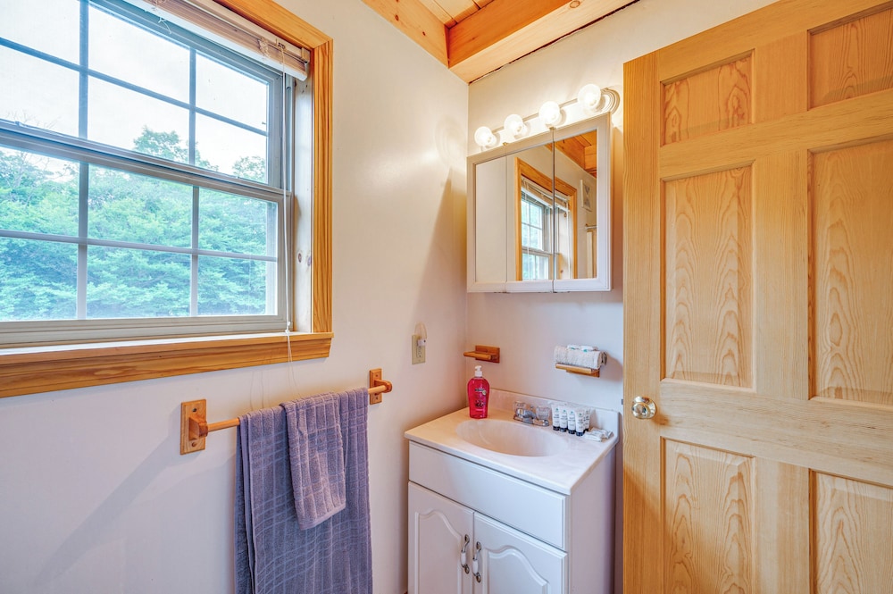 5 Mi to Jay Peak Resort: Cabin w/ Pond Access!