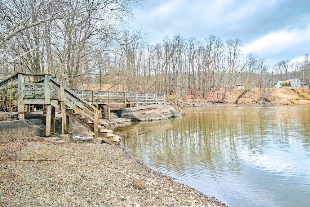 Lake Ariel Cabin w/ Community Pool & Lake Access! view 5