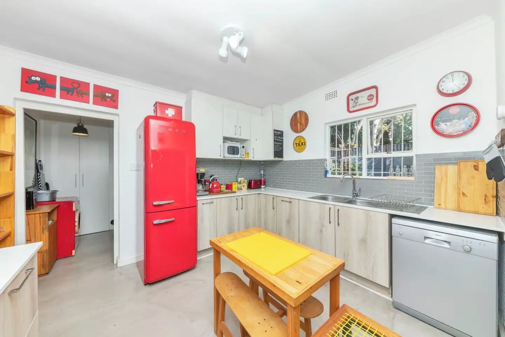 Modern and Stylish 2 BD House in Claremont view 2