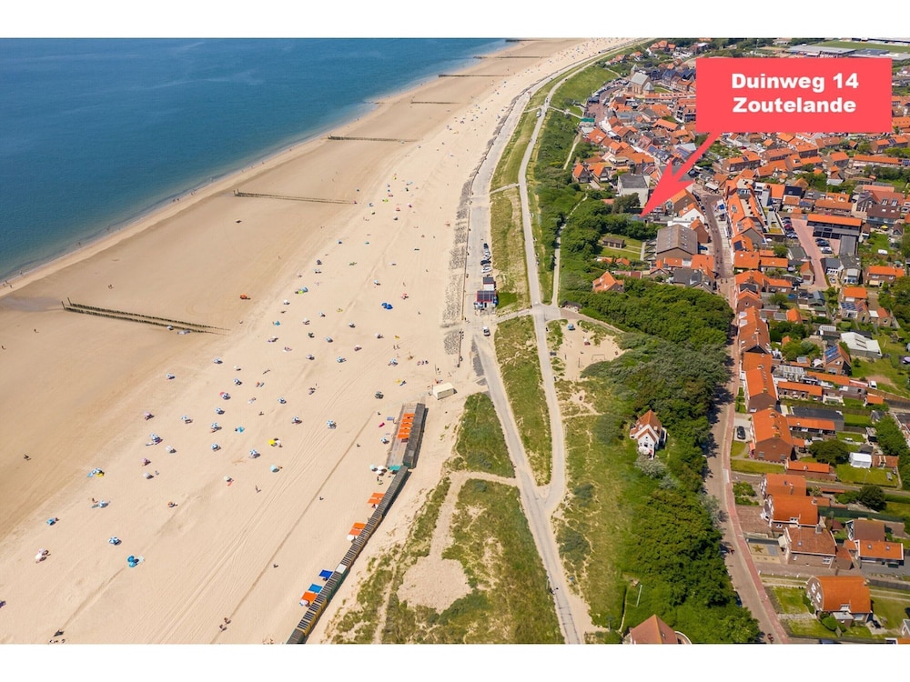Cozy Holiday Home 3 Minutes From the Beach! view 3