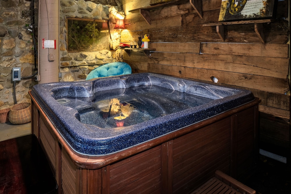 Bear Creek Lodge and Cabins in Helen Ga - Pet Friendly, River on Property, Walking Distance to downtown Helen