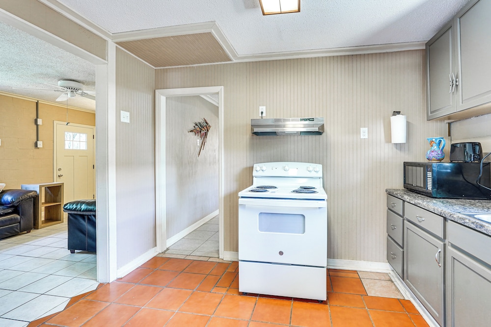 Walk to Beach: Cozy Port St Joe Getaway w/ Yard