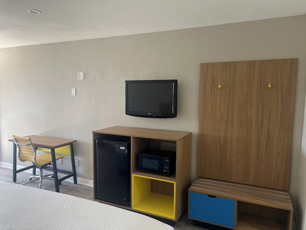 Days Inn by Wyndham Hemet