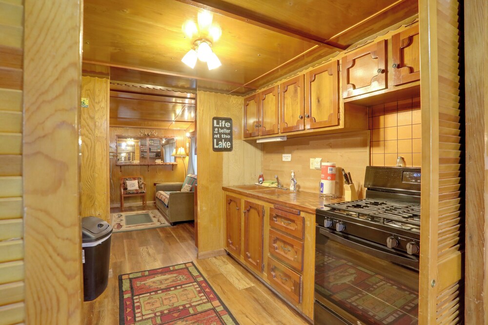 Greers Ferry Lake Escape: Cabin w/ Pool Access