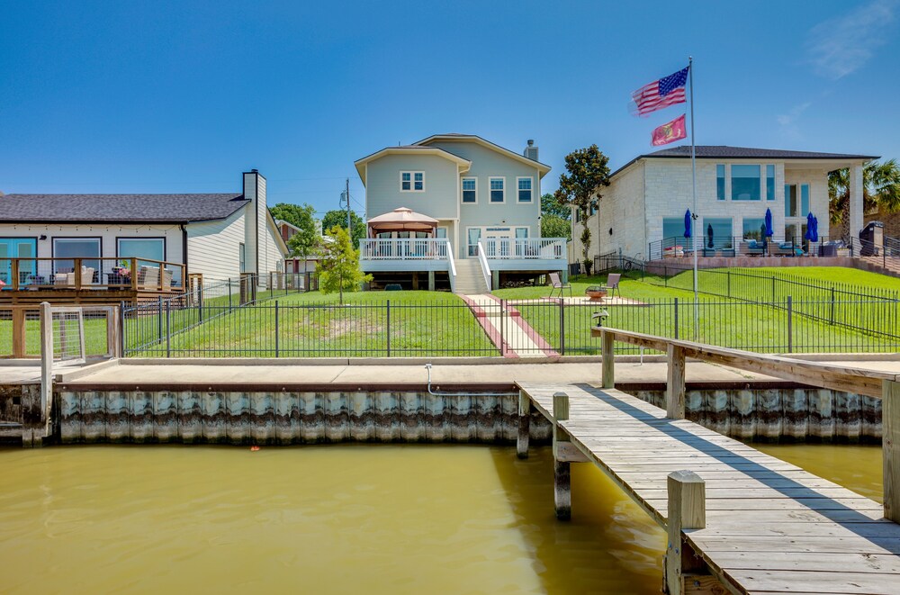Home on Lake Livingston w/ Deck & 2 Fire Pits! view 4