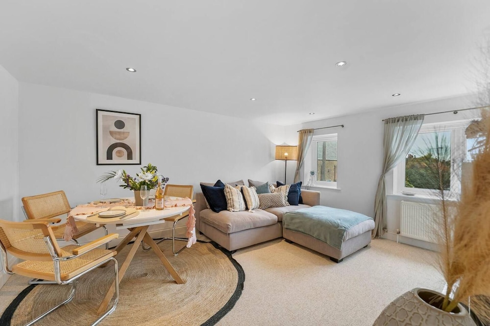 Perfect Location, dog Friendly Beautiful Home view 3