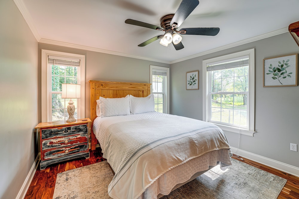 Peaceful Home w/ Porch & Yard, 5 Mi to Rome!