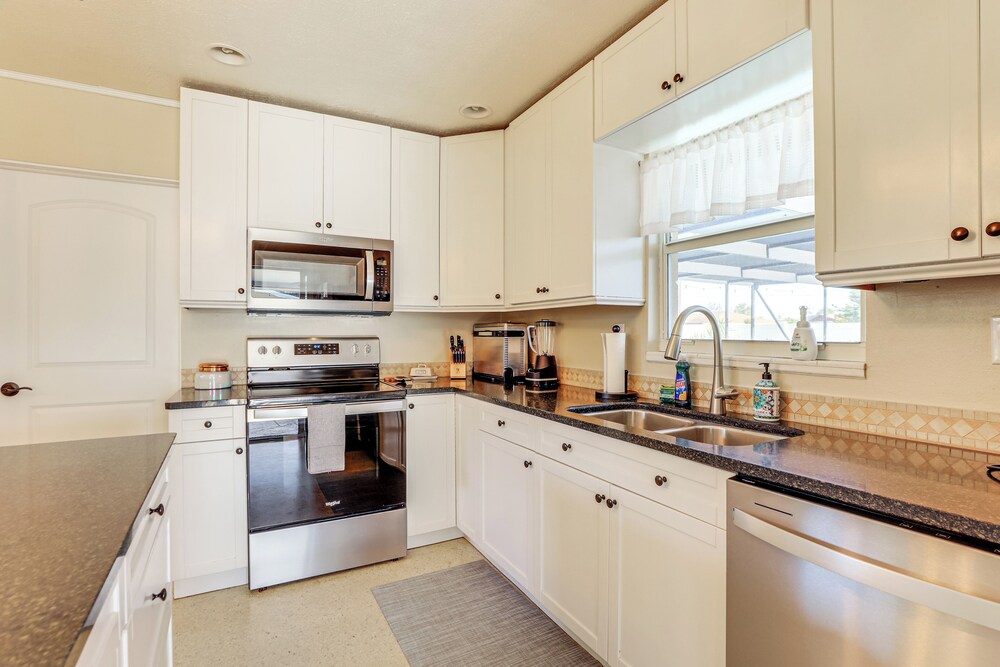 4 Mi to Historic Dtwn Venice: Home w/ Heated Pool!