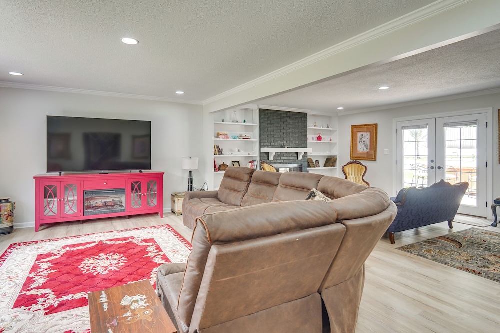 Pool & Game Room: Family Retreat in Fayetteville