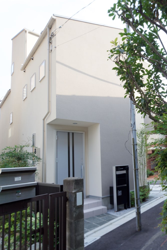 Nishi-Sugamo Guest House. 2min to Nishi-Sugamo Sta. 13min to Ikebukuro Sta.