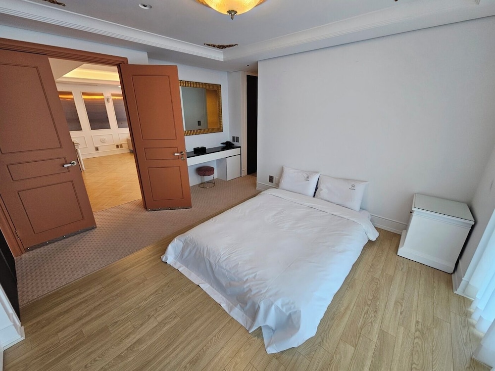 W Residence Hotel Centum City 34