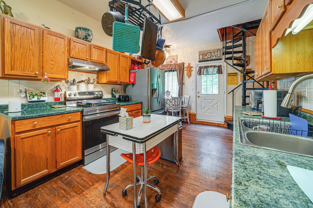 Hot Tub + Pet Friendly: Quiet French Creek Getaway
