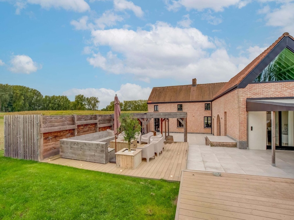 Lush Holiday Home in Vlaanderen With Private Pool