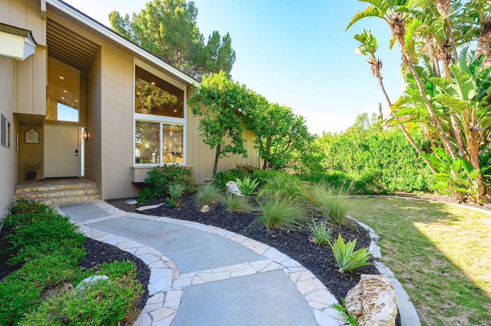 Spacious Retreat With Scenic Mountain Views