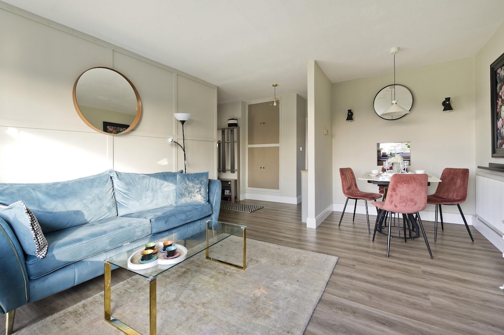Attractive two Bedroom Flat in Ealing Broadway by Underthedoormat