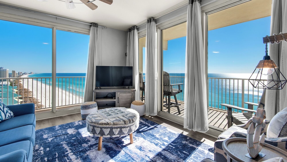 Beachfront Corner Unit w/ Wrap-around Balcony, Close to Attractions!