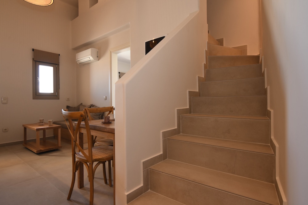 Santorini - Villa - Sleeps 4 - Pool - Parking photo 2