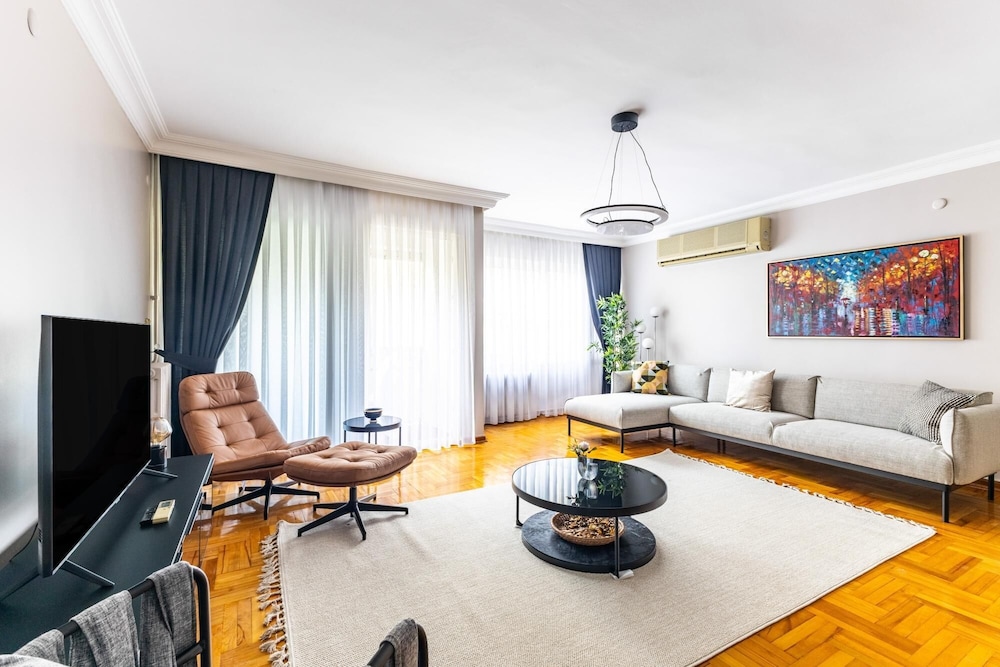 Chic Spacious Flat w Balcony 5 min to Moda Coast