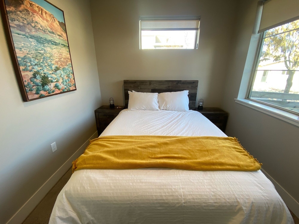 Old Town Modern New Build: Rftp Spa W/ Mtn Views! view 3