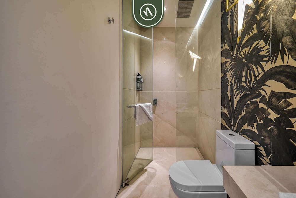 Luxury Corner Unit With Breataking Ocean Views