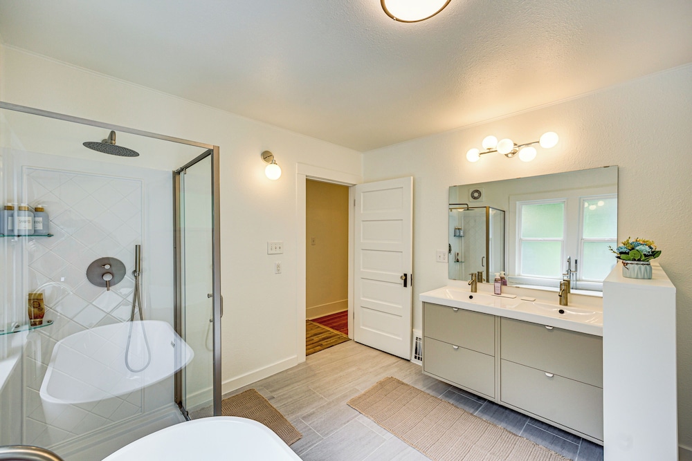 7 Mi to Mt Rainier NP: Home w/ Private Hot Tub!