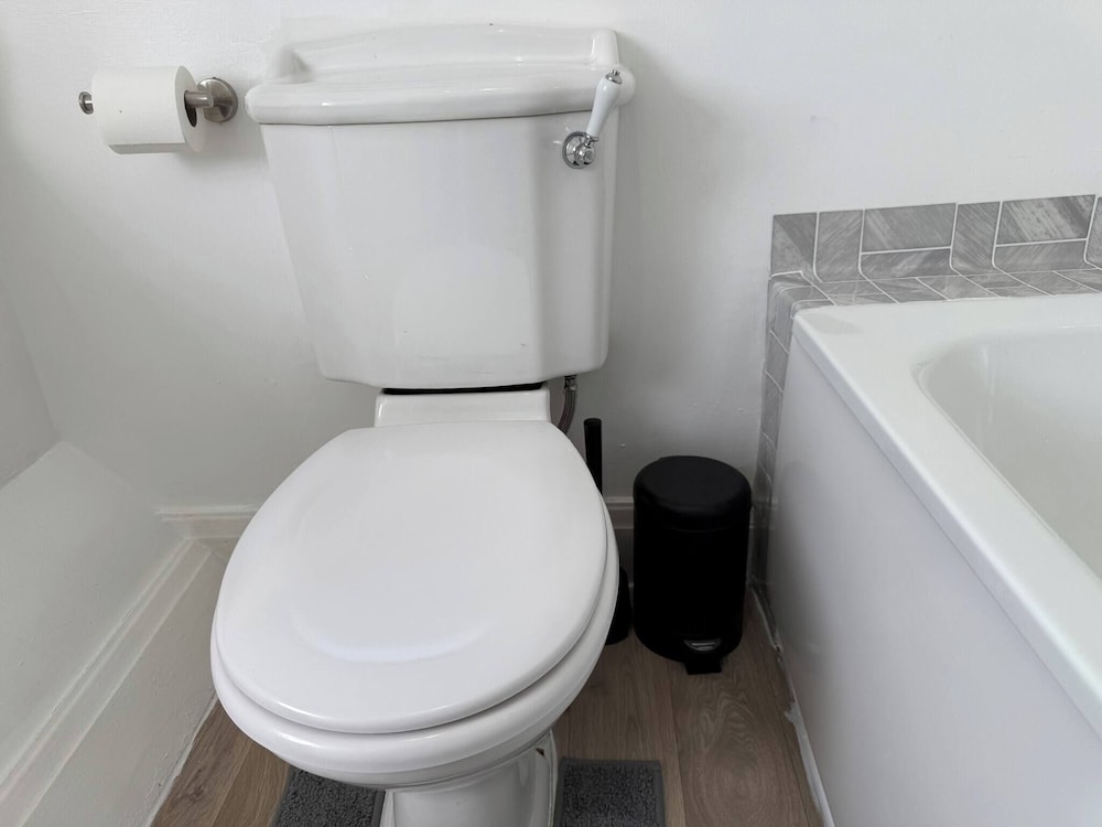 Urban Calm Spacious 3-bed Home With Free Parking