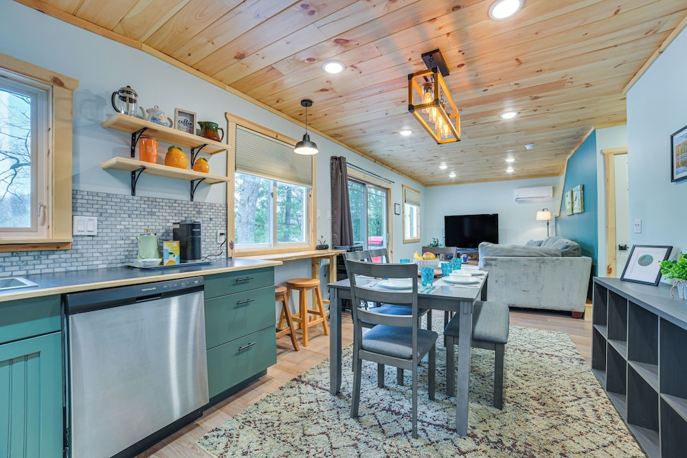 Lake Access & Dock: Remote Mio-area Cottage