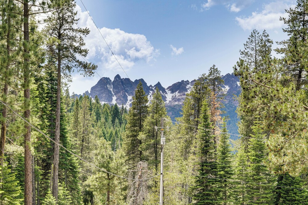 6 Mi to Downieville Downhill: Cabin w/ Mtn Views