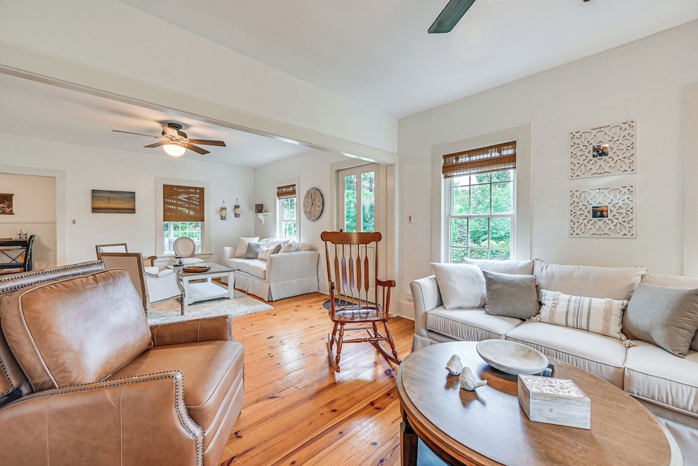Historic Farmhouse Near Mountains & Colleges!