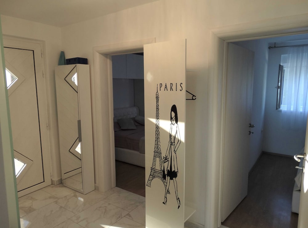 Selce Shorefront Apartment With Balcony and Sea View