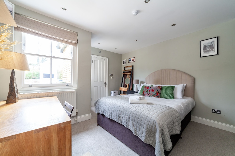 Beautiful & Spacious Flat with Patio