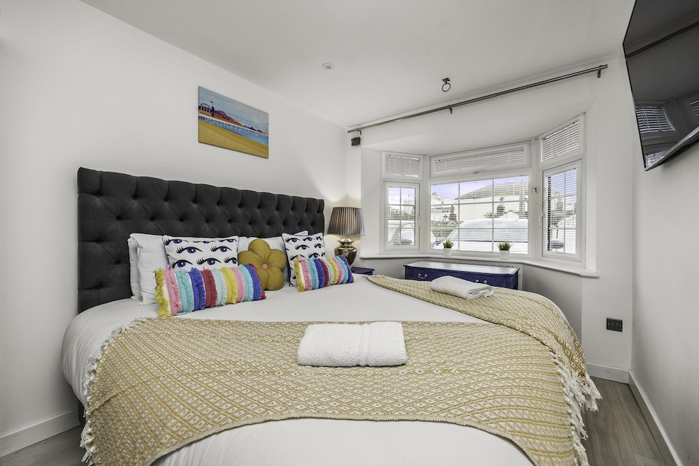 Sunset Townhouse With Free Parking view 4