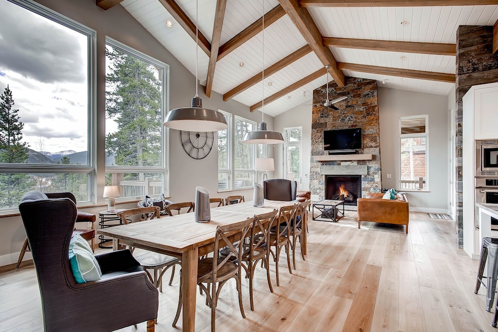 Sunrise Ski Haus 4 Bedroom Home by RedAwning
