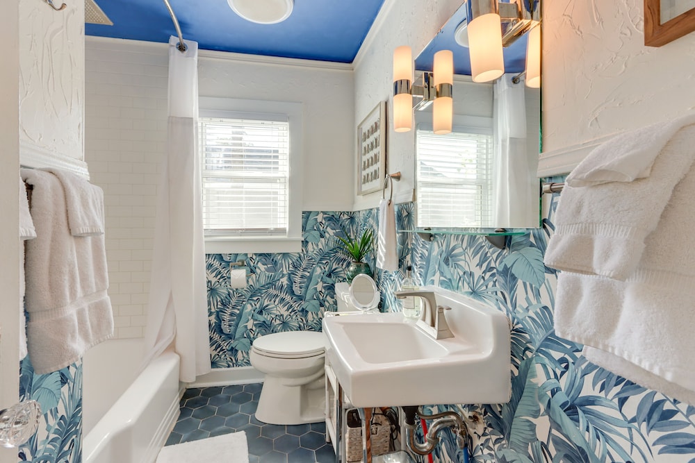 Chic Joplin Cottage w/ Patio < 3 Mi to Town!