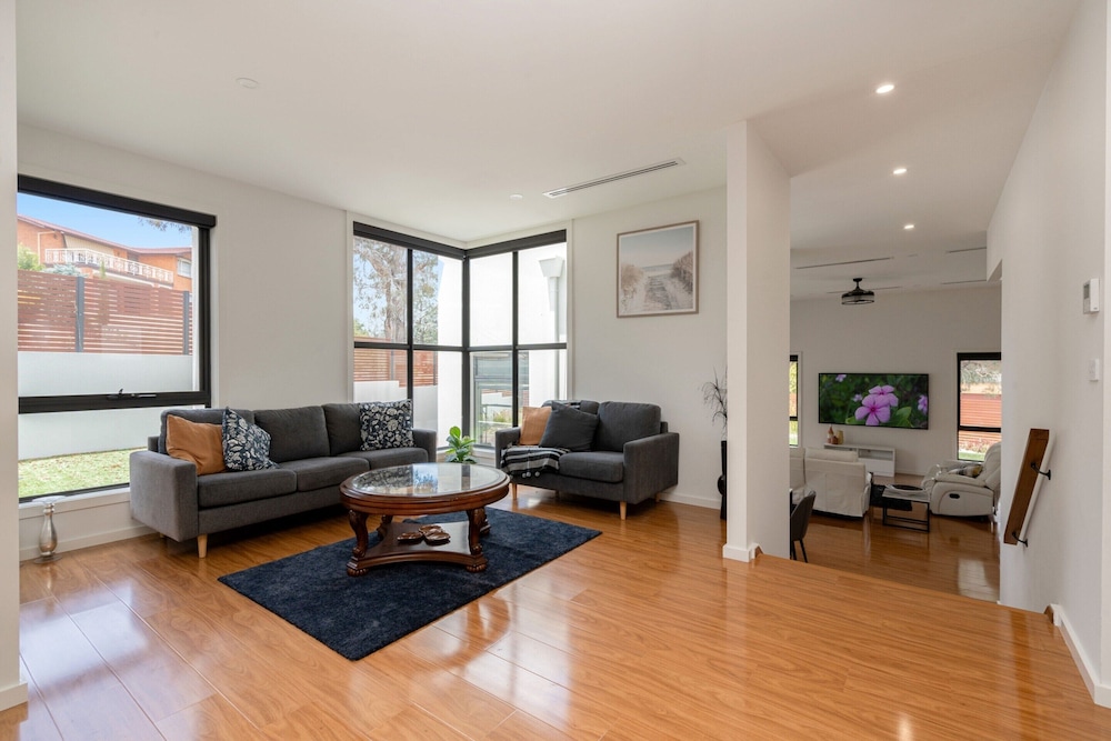 Spacious 5-bed Family Home in Giralang