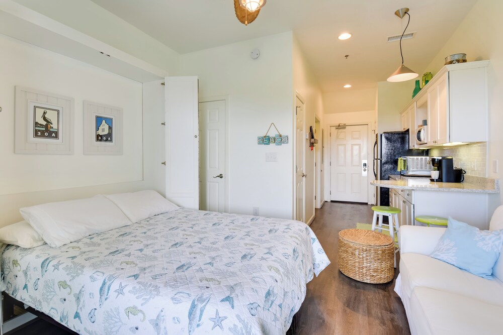 Walkable Condo w/ Pool Btwn Rosemary & Alys Beach!