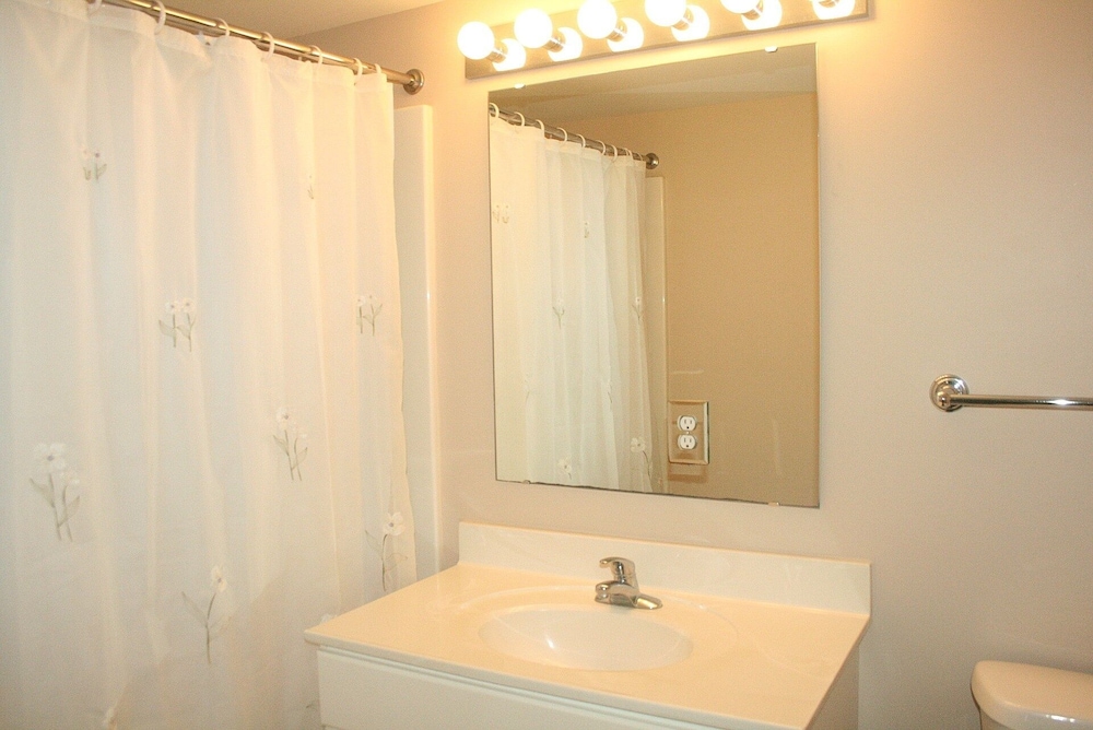 Sunrise Pointe 11f 3 Bedroom Condo by RedAwning