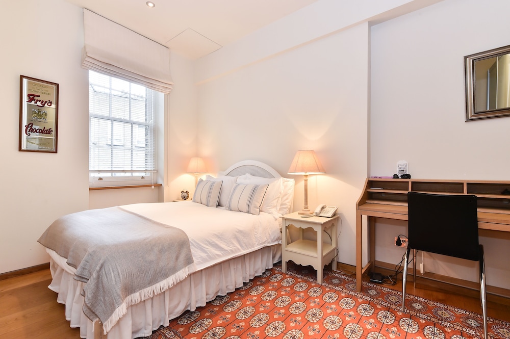 JOIVY Elegant 3 Bed Apt With Rooftop Terrace In Pimlico