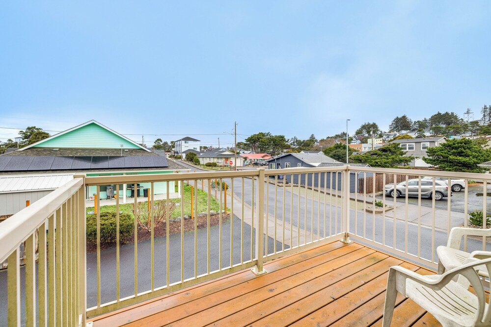 Walk to Lincoln City Beach: Townhome w/ Balconies!