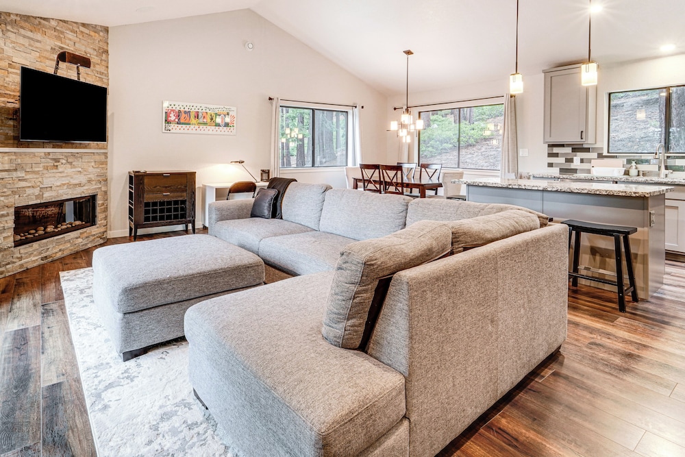 3 Mi to Diamond Peak: Mtn-view Home w/ Fireplace