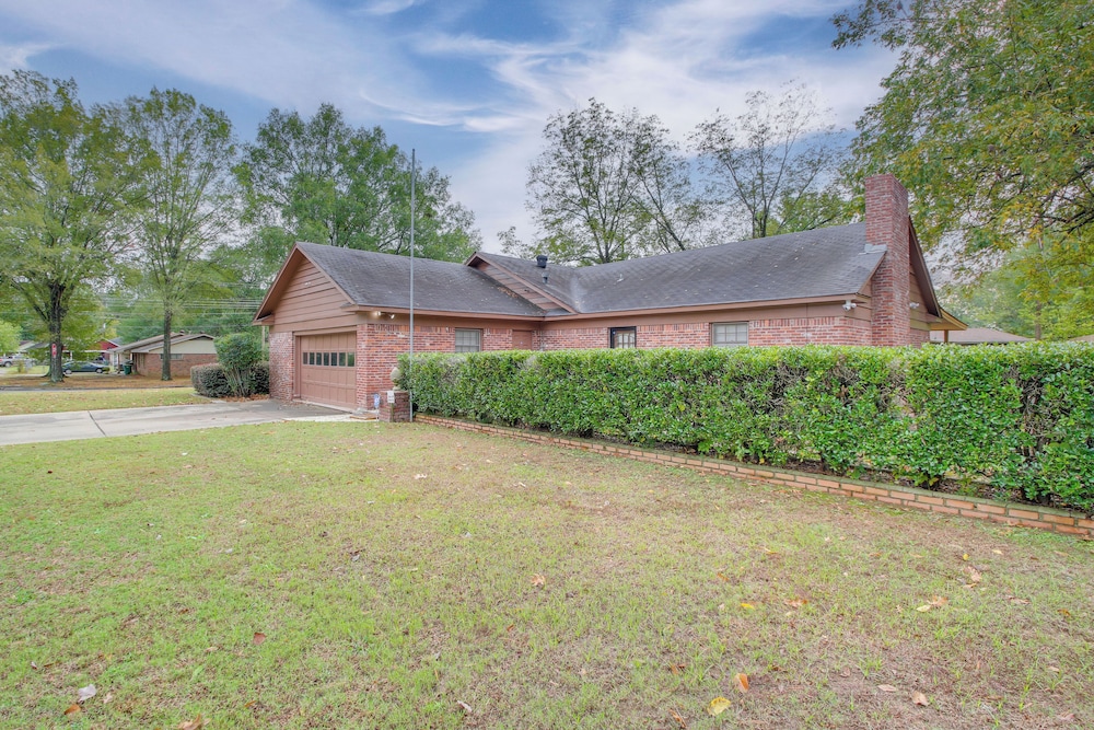 Spacious Little Rock Home w/ Patio - 9 Mi to Dtwn! view 4