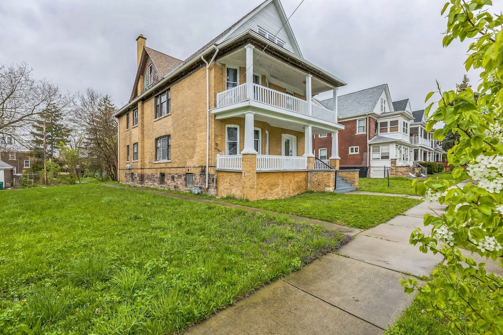 Cozy Upper Flat Minutes From Niagara Falls 3 Bedroom Apts