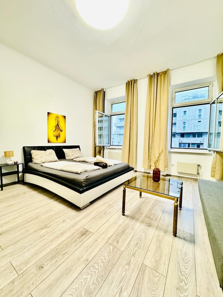 Bright 3BR Appt Steps from FAC Platz