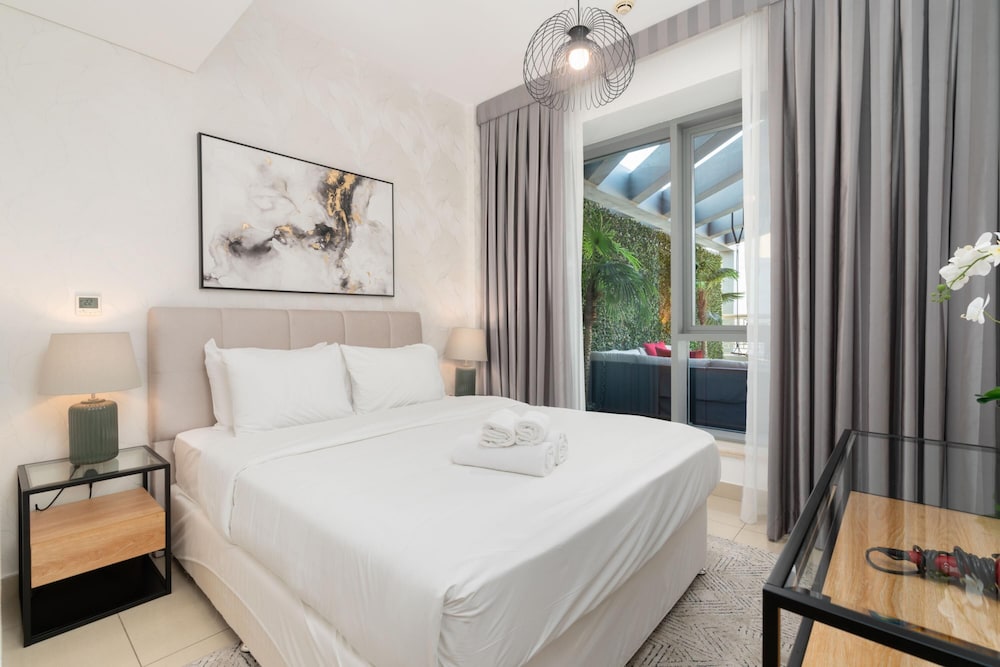 Luxury 2BR Downtown Apt With Burj Khalifa View