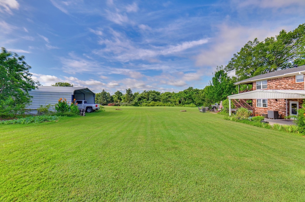 1 Mi to Boat Ramp: Lake Texoma Getaway w/ Deck