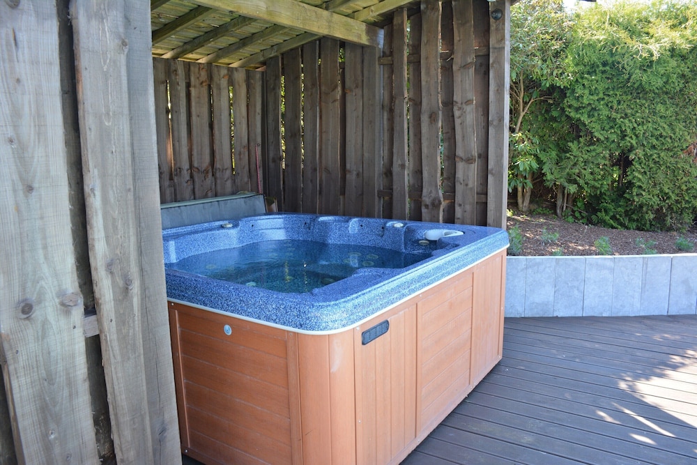 Villa in Stavelot With Lake View and Jacuzzi