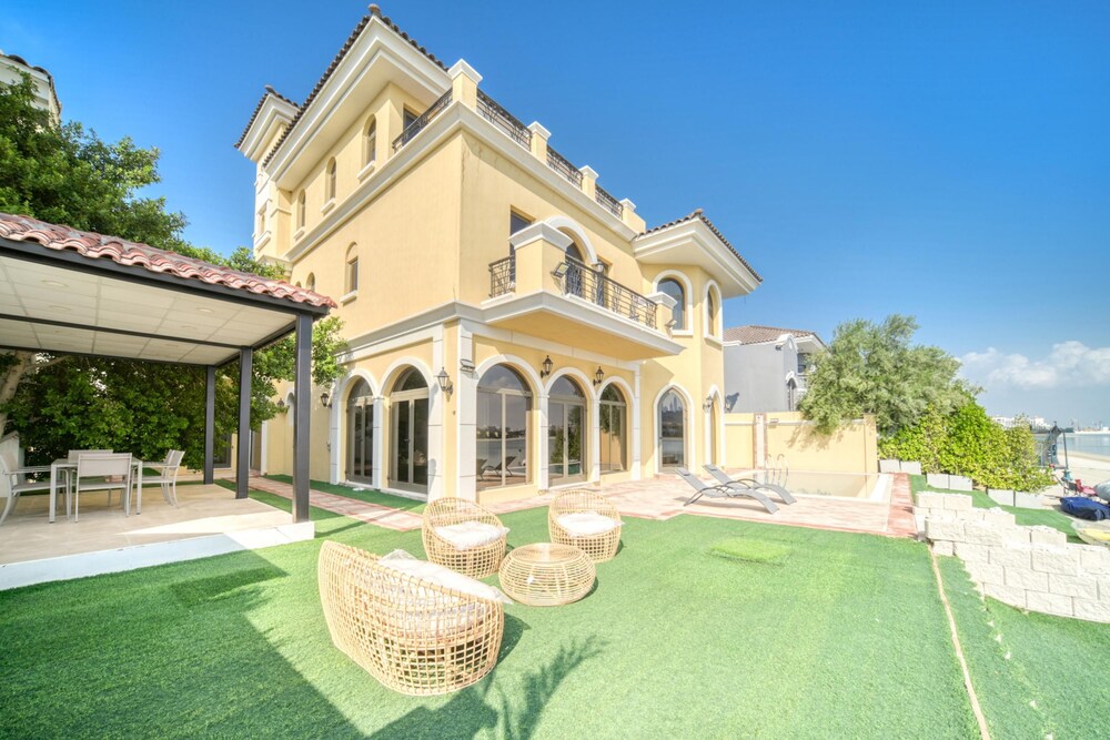Exclusive 6BR Palm Villa w Private Pool and Beach