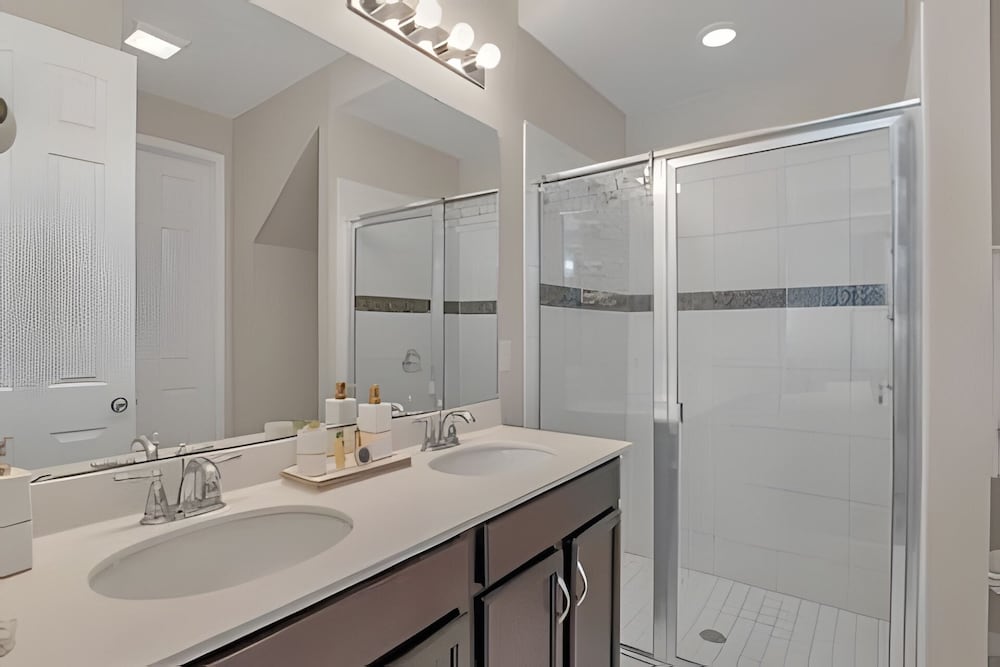 Luxury 5-bed Home With Private Splash Pool