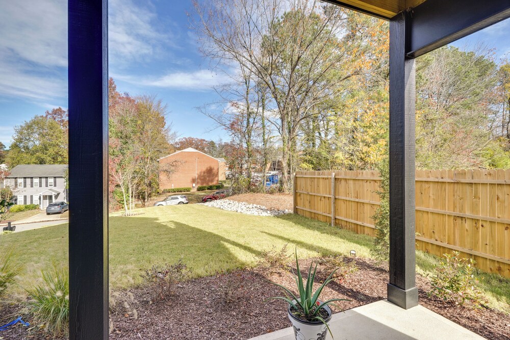 2 Mi to Duke & 3 Mi to Downtown: Durham Townhome