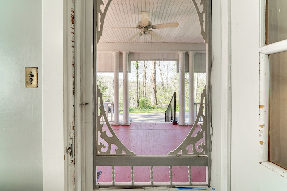 9 Mi to New River Gorge: Spacious Retreat w/ Porch